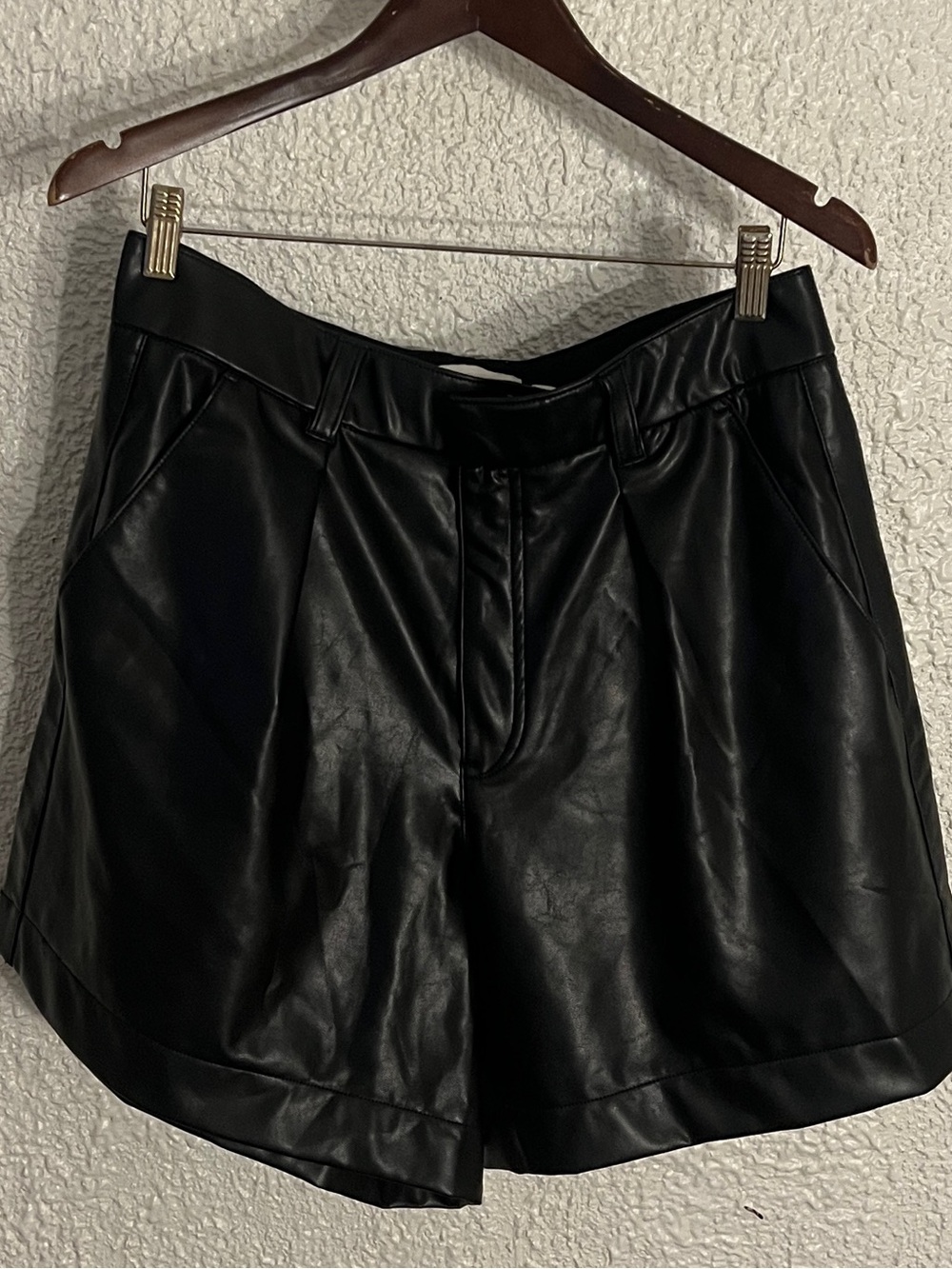 Abercrombie and Fitch Black Vegan Leather Pleated Shorts Size Large